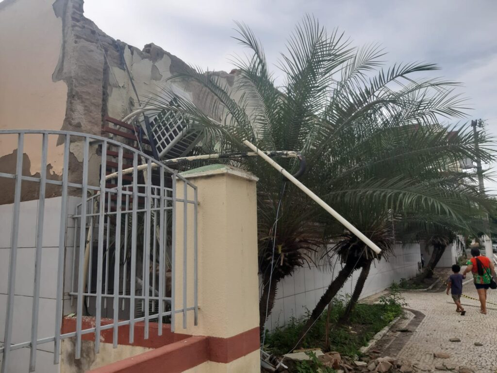 Muro de unidade de saúde desaba em Quixadá após fortes chuvas