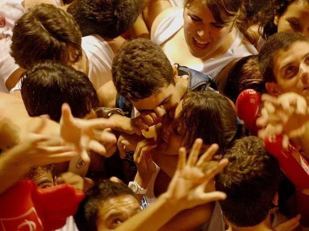 No Carnaval, não pode “mão boba” e beijo roubado