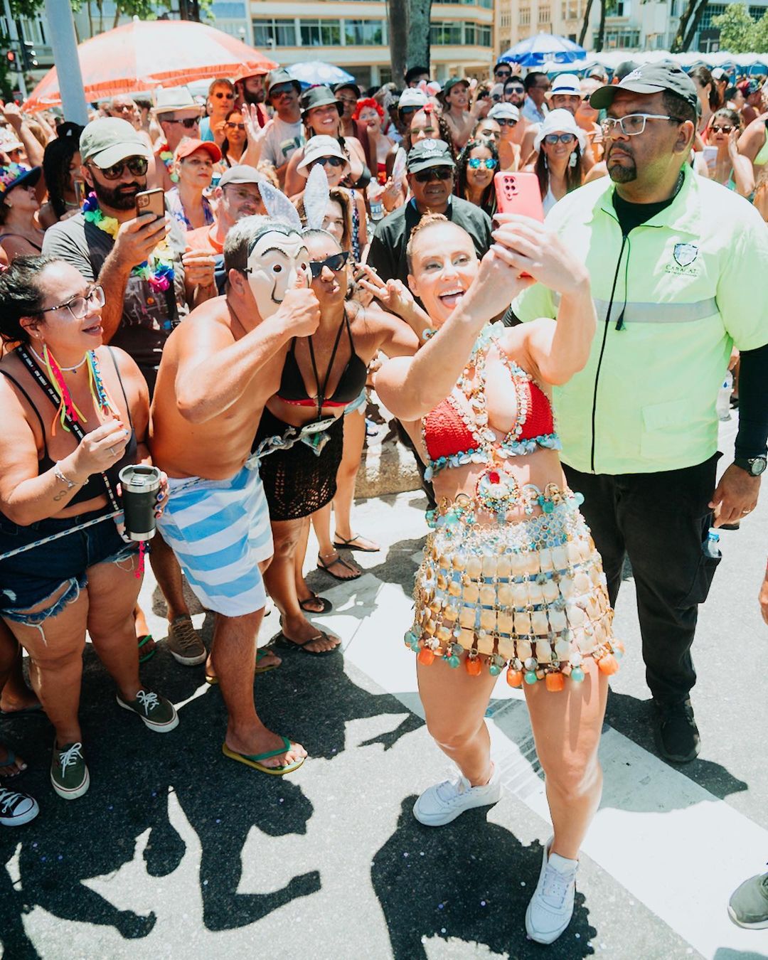 Paolla Oliveira curte praia no Carnaval (3)