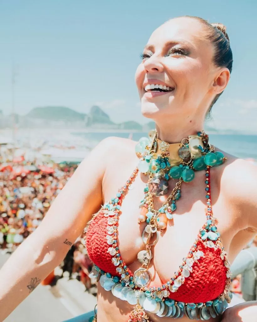 Paolla Oliveira curte praia no Carnaval; confira fotos