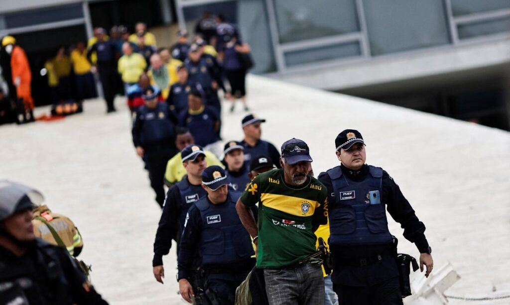 Polícia Federal cumpre mandados de prisão contra participantes de atos golpistas em Brasília