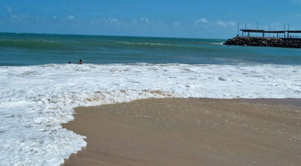 Praia do Futuro e mais 7 trechos estão impróprios para banho neste fim de semana em Fortaleza