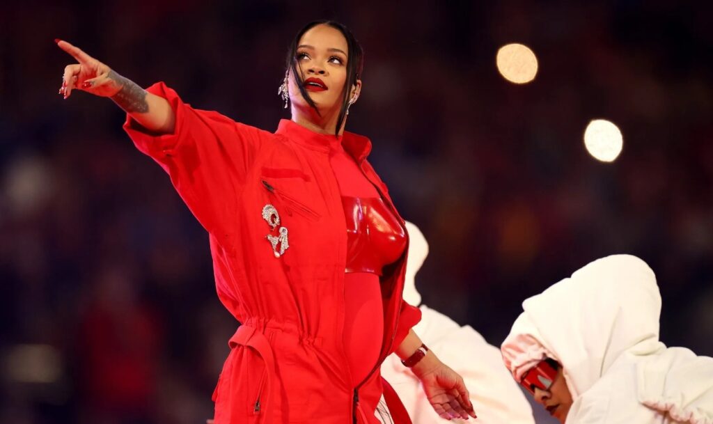 Rihanna exibe barriga de grávida em show e usa remix de DJ brasileiro no intervalo do Super Bowl