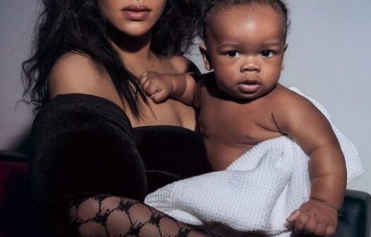 Rihanna posa com o primeiro filho na capa da Vogue