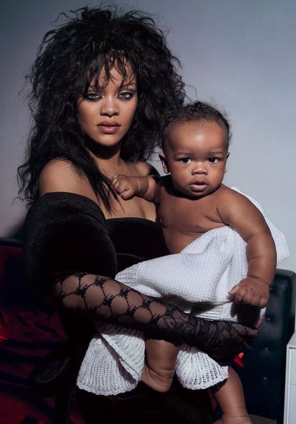 Rihanna posa com o primeiro filho na capa da Vogue