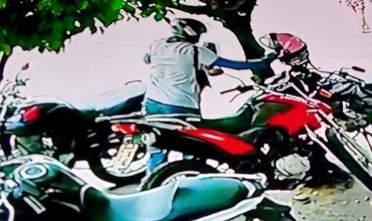 Vídeo mostra momento que suspeito troca e furta capacete em Fortaleza