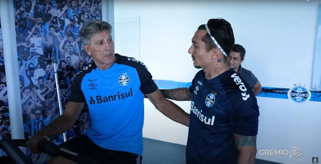 Renato Gaúcho recepciona Vina no Grêmio e brinca: 'contra mim era um Leão'