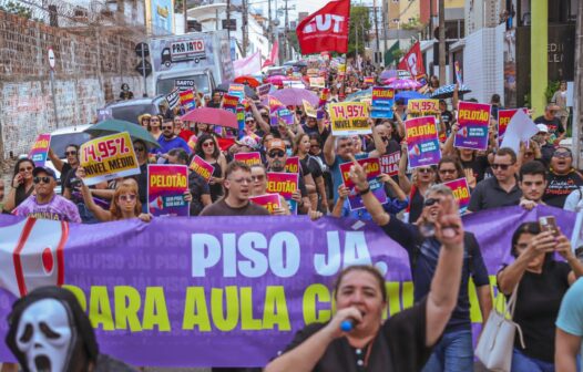 Professores de Fortaleza fazem marcha pelo reajuste de 14,95%