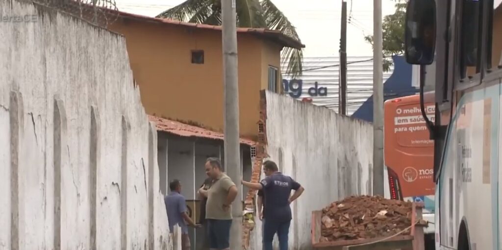 Ônibus bate e derruba parte de muro do terminal do Siqueira