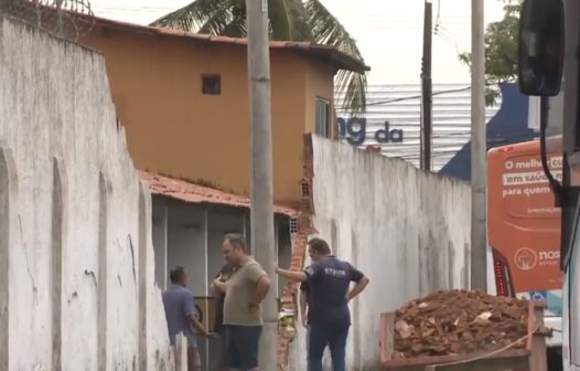 Ônibus bate e derruba parte de muro do terminal do Siqueira