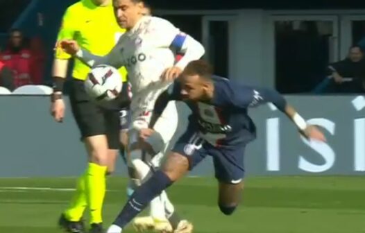 Neymar sofre lesão no tornozelo e deixa gramado chorando