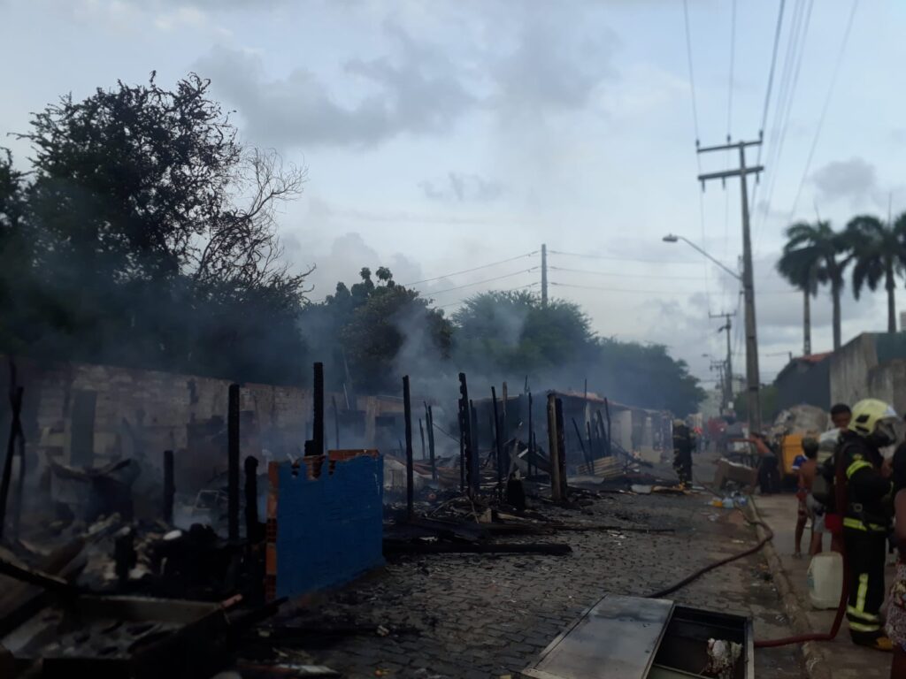 Fogo destrói barracos e uma idosa fica ferida em Fortaleza; moradores filmaram o incêndio