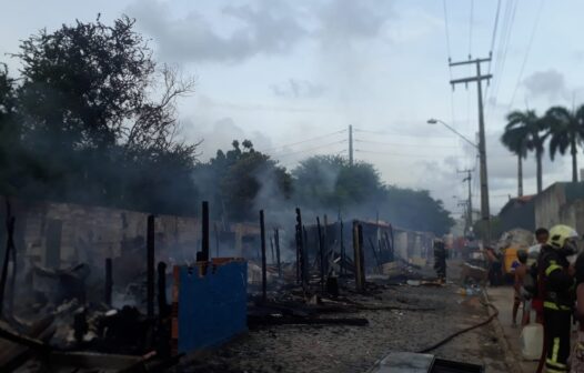 Fogo destrói barracos e uma idosa fica ferida em Fortaleza; moradores filmaram o incêndio