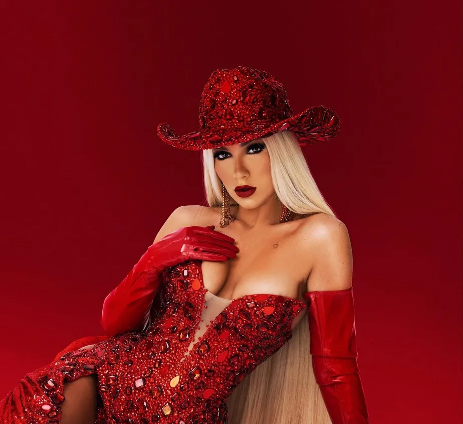 Virginia Fonseca aposta em look cowgirl sensual e repleto de brilho para curtir Carnaval no Ceará