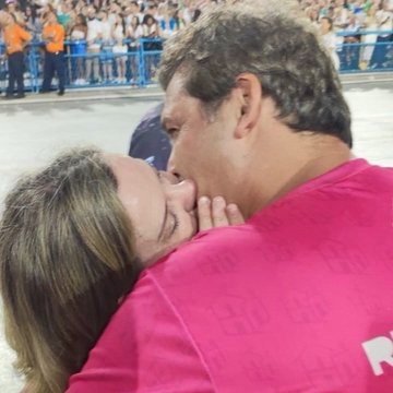 Gleisi Hoffmann e deputado Lindbergh Farias trocam beijos no carnaval do Rio