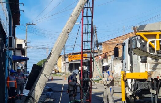 Motorista de ônibus perde controle e bate em poste no bairro Vila Peri 