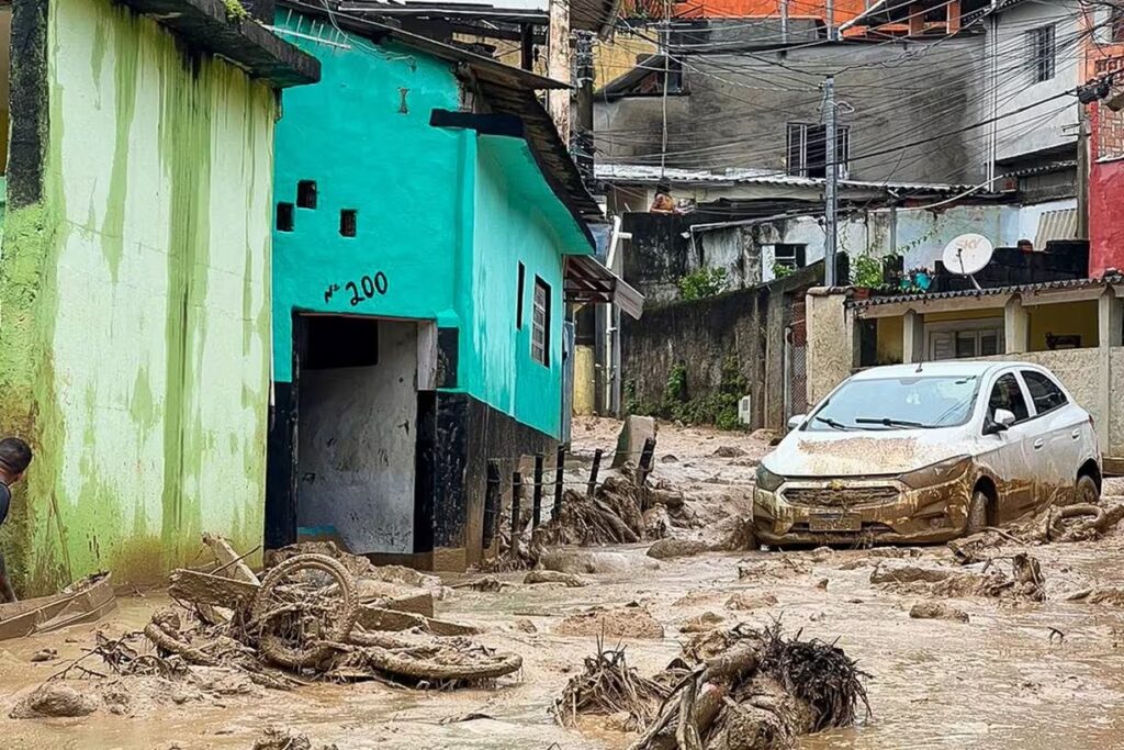 Em meio a tragédia, comerciantes vendem água a R$ 93 para vítimas da chuva em SP