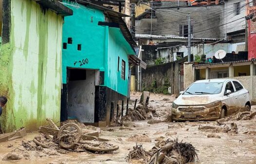 Em meio a tragédia, comerciantes vendem água a R$ 93 para vítimas da chuva em SP