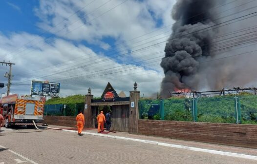 Incêndio atinge o Warung Beach Club na Praia Brava, em Itajaí