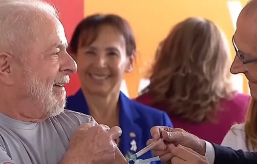 Lula lança campanha e é vacinado contra covid-19 por Alckmin