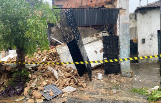 Casa desaba em Fortaleza e idoso é resgatado dos escombros com ferimentos leves