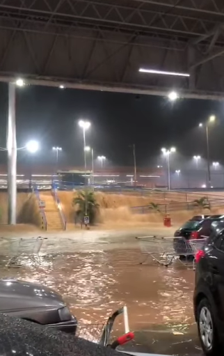 Chuva forte causa alagamentos em Juazeiro do Norte nesta sexta-feira (17)