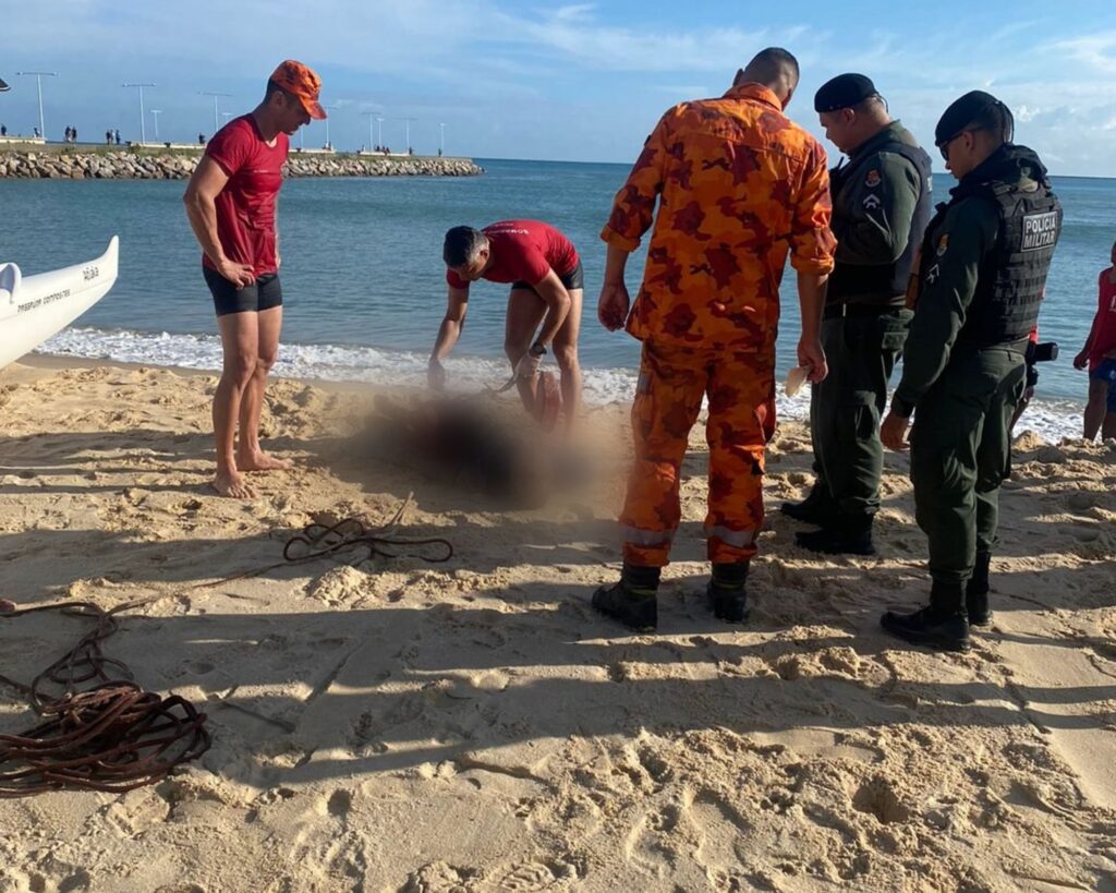 Corpo de homem é encontrado boiando na Praia do Meireles, em Fortaleza