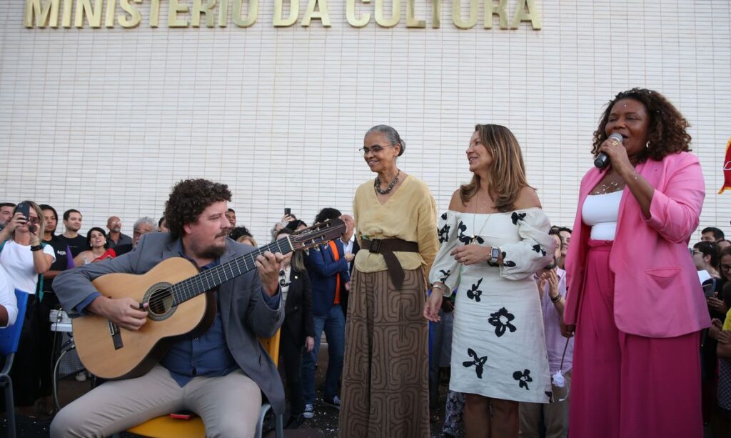 Cultura é do povo brasileiro e precisa ser respeitada, diz ministra