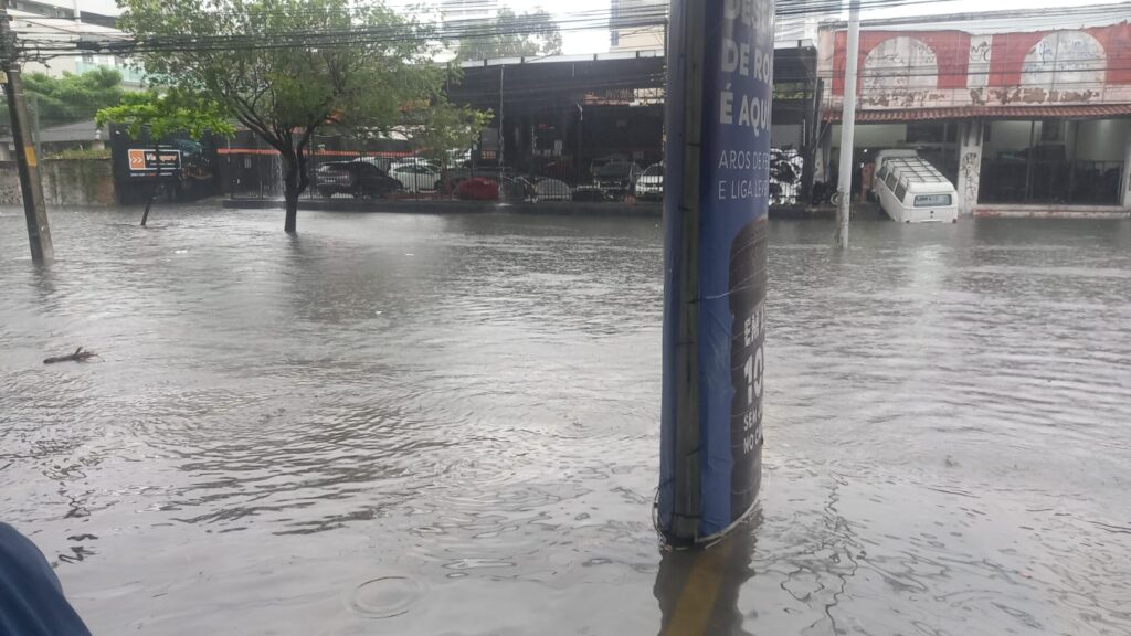 Forte chuva causa transtornos em Fortaleza; alerta para precipitações intensas segue até quarta-feira (15)