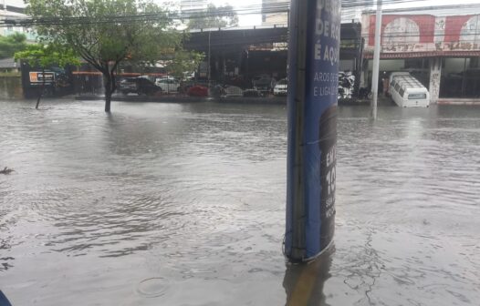 Forte chuva causa transtornos em Fortaleza; alerta para precipitações intensas segue até quarta-feira (15)