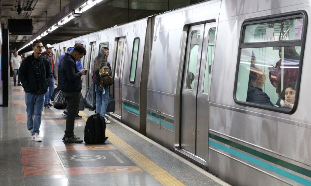 Geral Metroviários voltam ao trabalho com catracas liberadas em São Paulo