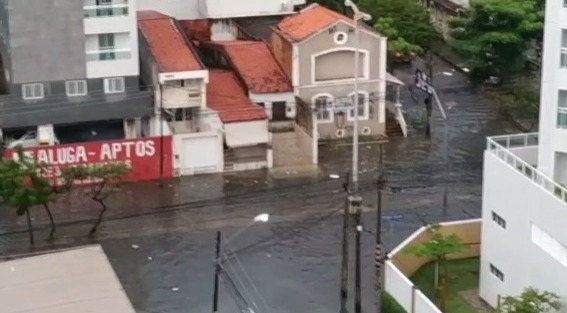 Mais uma vez: Avenida Heráclito Graça, em Fortaleza, registra alagamento após chuvas