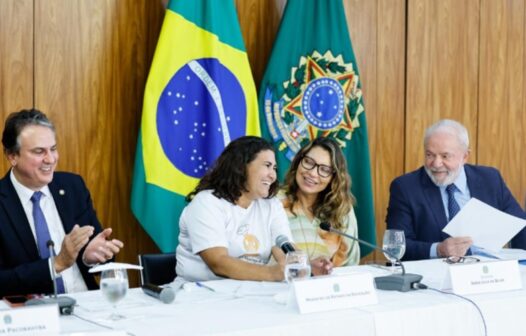 Merendeira de Ararendá participa do anúncio de reajuste da alimentação escolar