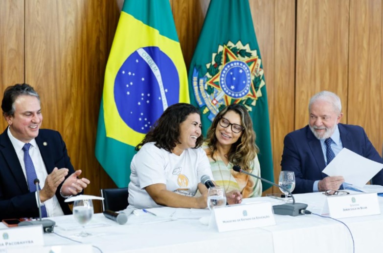 Merendeira de Ararendá participa do anúncio de reajuste da alimentação escolar