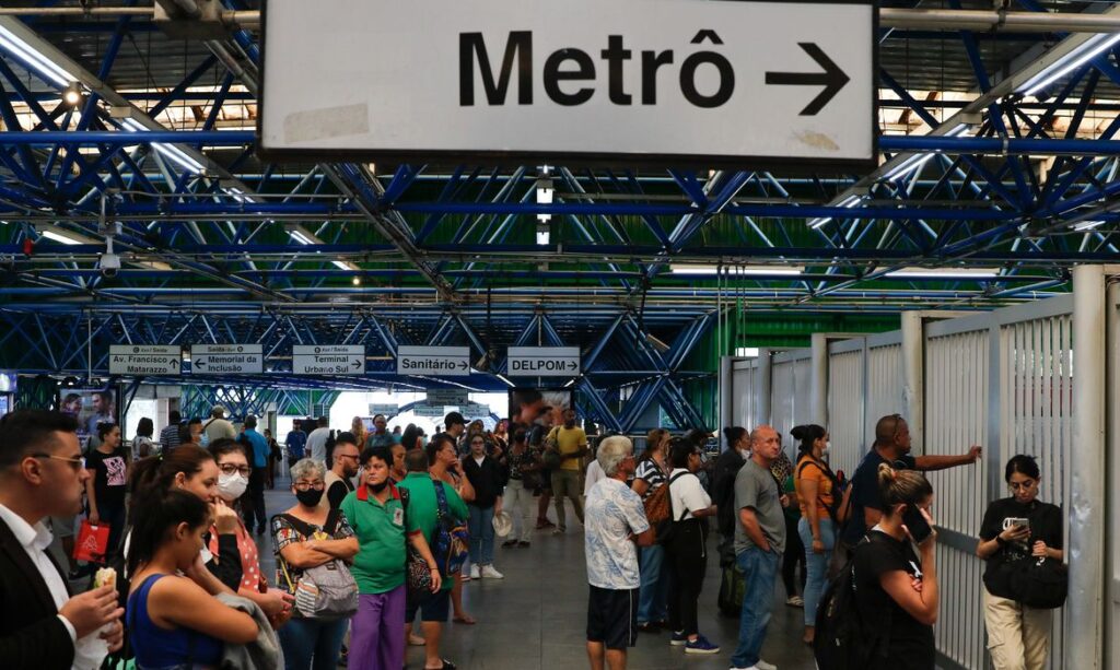 Metrô de SP não faz acordo e greve continua nesta sexta-feira