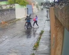 Mulher reage a assalto e dá “guarda-chuvada” em suspeito no bairro Vila Velha, em Fortaleza