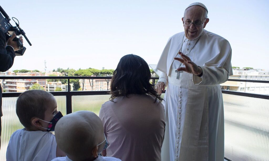 Papa Francisco está bem, mas ficará ainda uns dias no hospital