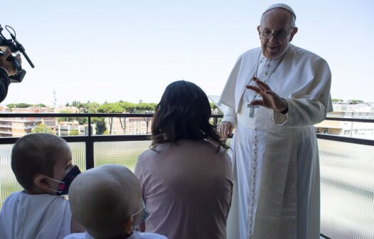 Papa Francisco está bem, mas ficará ainda uns dias no hospital