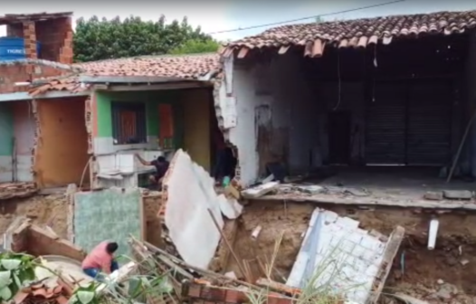 Casas são destruídas após fortes chuvas em Porteiras, no interior do Ceará