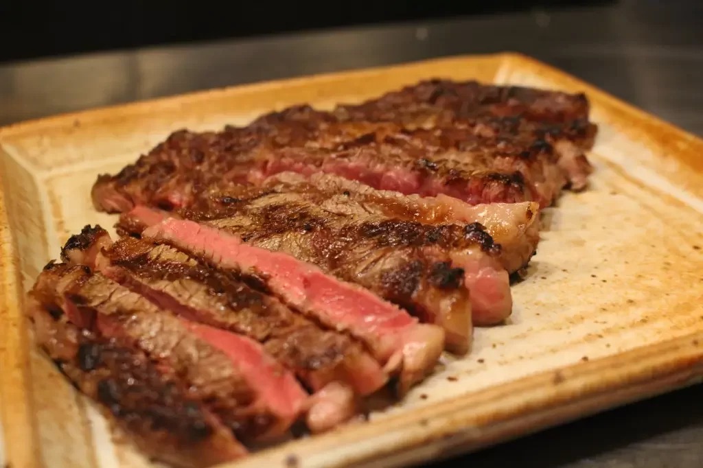 Preço da carne cai em março; inflação tem terceira queda seguida no ano