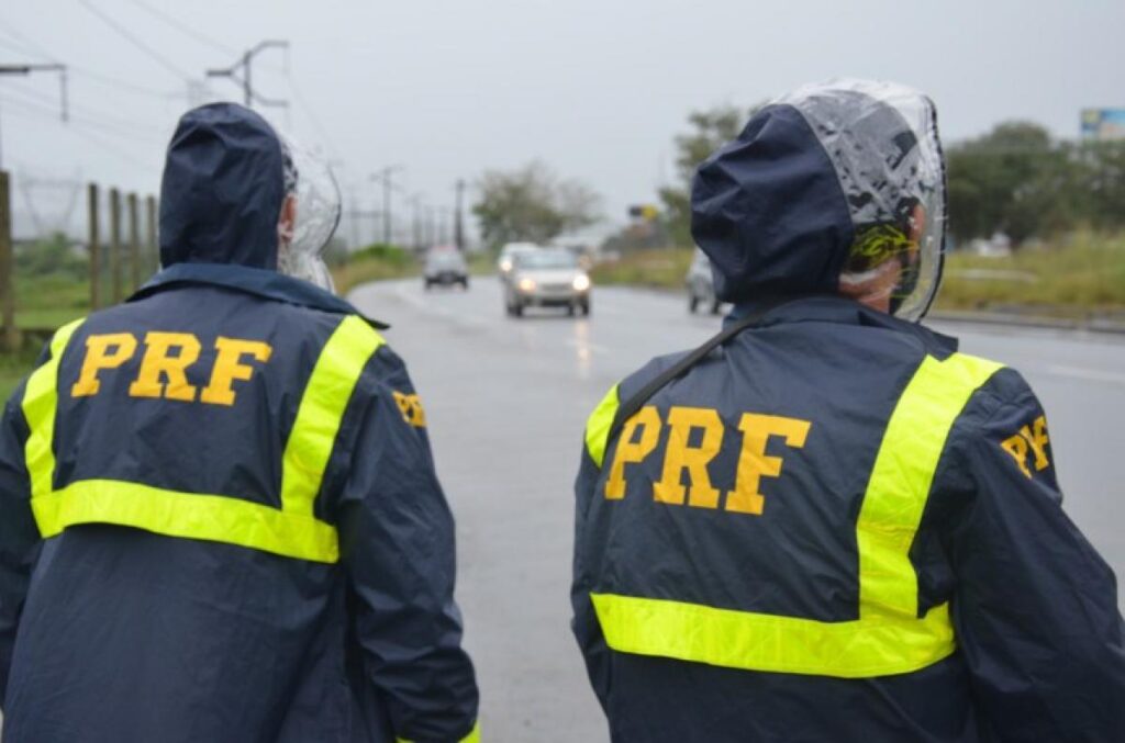 PRF alerta motoristas e motociclistas sobre os cuidados no período de chuva