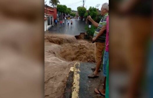 Riacho transborda após fortes chuvas e cratera se abre em Porteiras, no Ceará