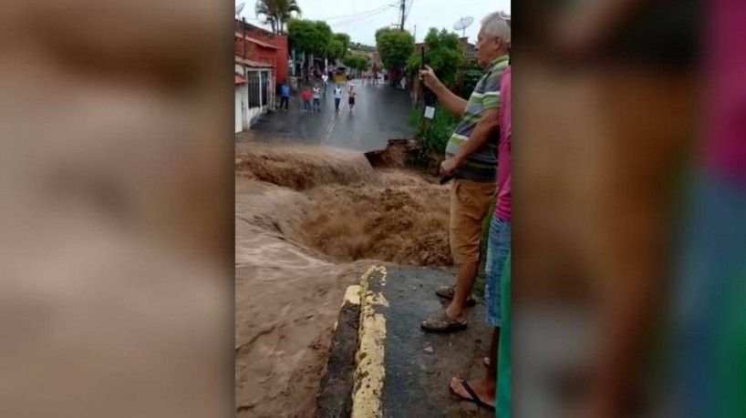 Riacho transborda após fortes chuvas e cratera se abre em Porteiras, no Ceará