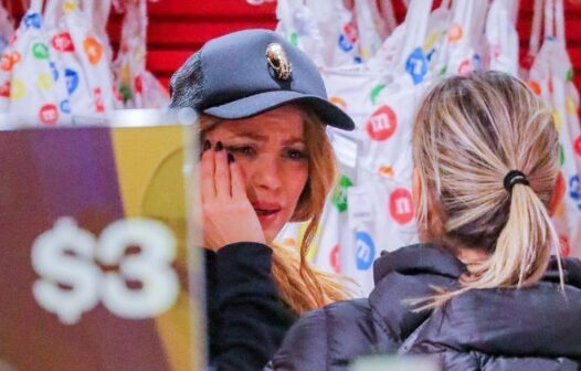 Shakira é flagrada chorando durante passeio com os filhos