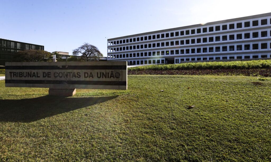 Tribunal de Contas da União vai auditar presentes entregues a Bolsonaro desde 2019