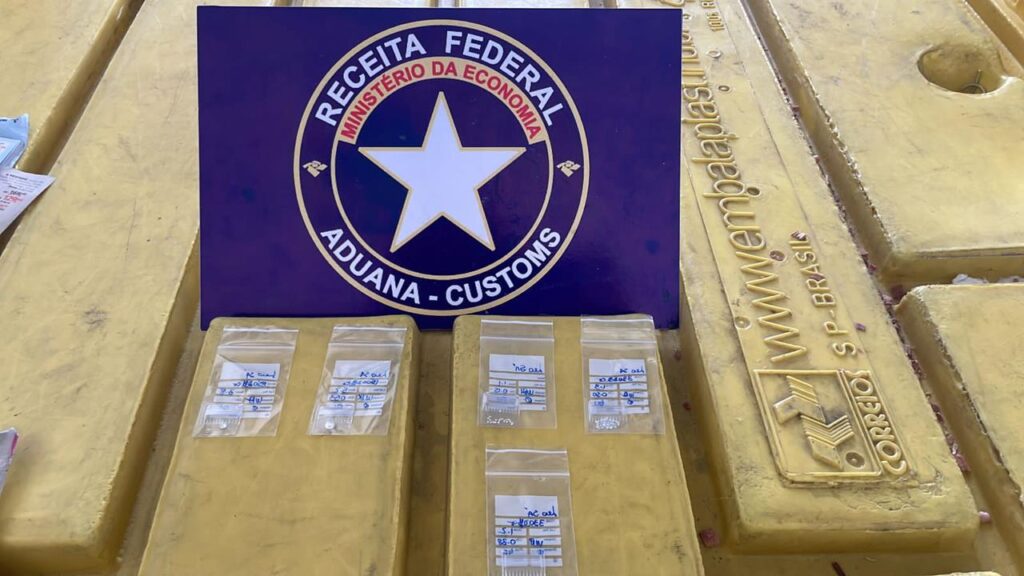 Receita Federal intercepta 5 pacotes com 110 pedras de Diamantes