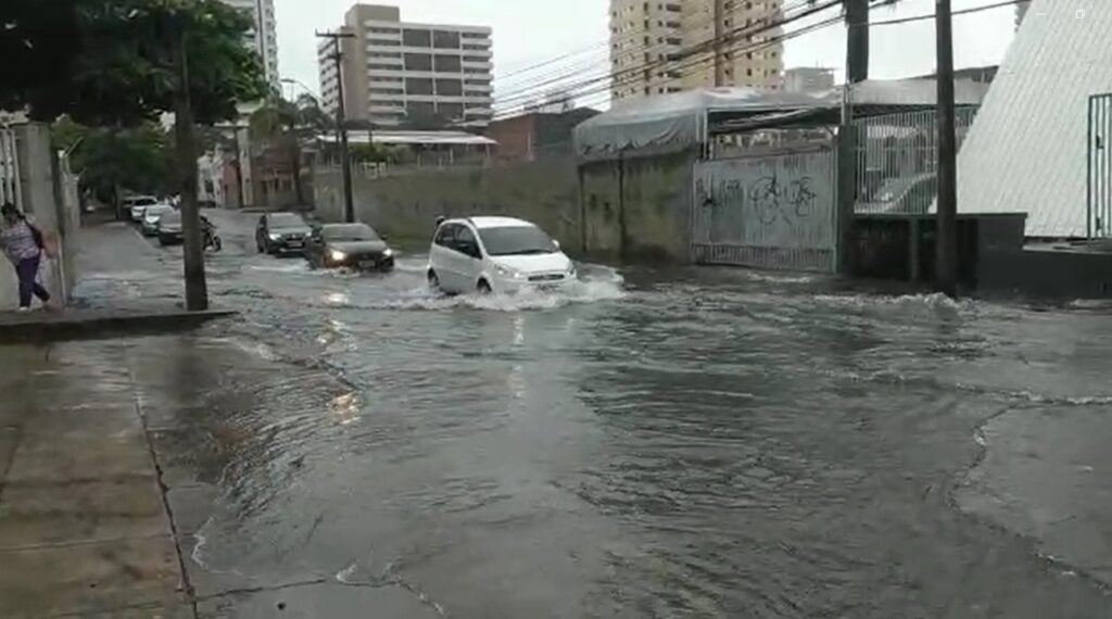 Chuvas causam alagamentos em ruas e avenidas de Fortaleza nesta segunda-feira (13)