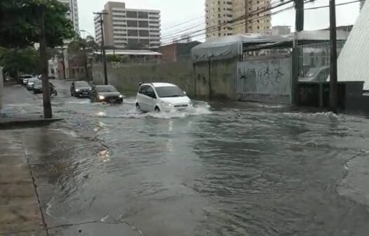 Chuvas causam alagamentos em ruas e avenidas de Fortaleza nesta segunda-feira (13)