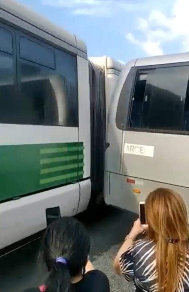 Passageiros de ônibus da Prefeitura de Canindé quase sofrem acidente na linha do VLT