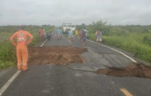 Parte da CE-240 entre Miraíma e Itapipoca fica destruída após açude transbordar